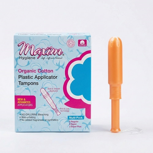 Maxim Hygiene organic cotton plastic applicator tampons multi-pack box shown with a smooth plastic applicator, featuring chlorine-free, non-irritating, fragrance-free period protection and “new & advanced applicators” on the packaging.